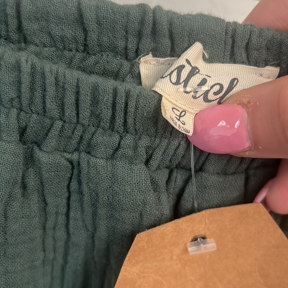 Green High-Waisted Ruffle Shorts - Picture 3 of 4